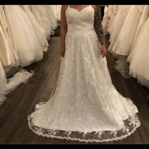 Elegant White Lace Wedding Dress